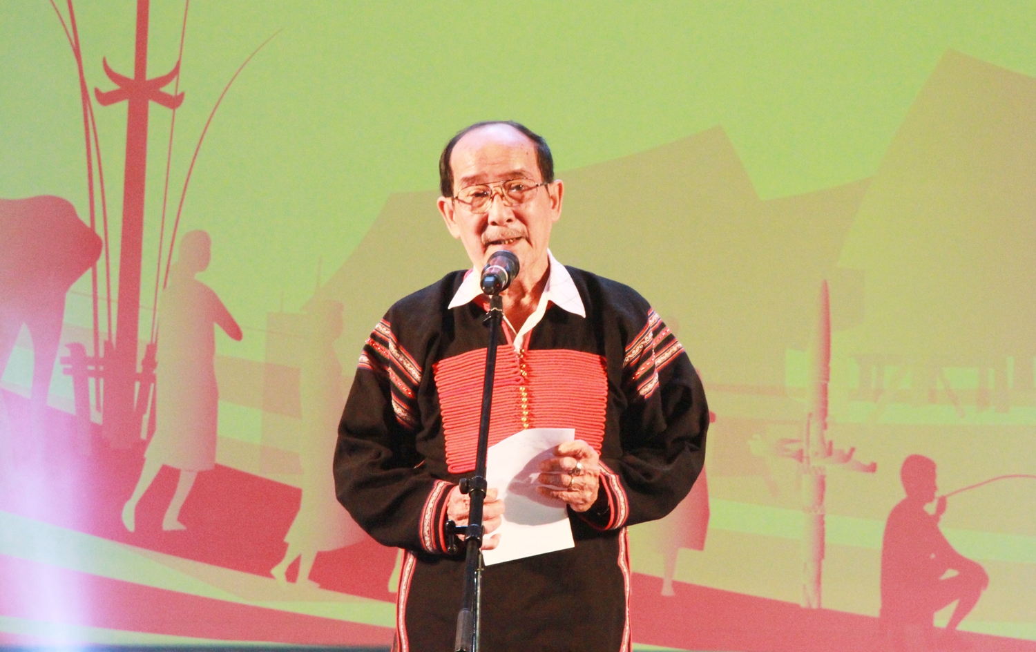 Nghệ sĩ Ưu tú Vũ Lân - Chủ tịch Hội đồng thẩm định liên hoan phát biểu đánh giá tại lễ bế mạc 