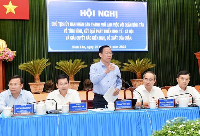 Chủ tịch UBND TP. Hồ Chí Minh Phan Văn Mãi chỉ đạo các vấn đề tồn đọng liên quan đến dự án treo của quận Bình Tân. (Ảnh: Việt Dũng) 