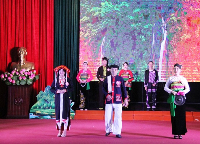 Thi diễn trang phục truyền thống các DTTS tỉnh Thanh Hóa