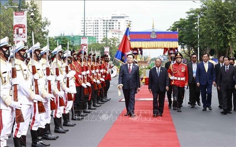 Chủ tịch Quốc hội Vương Đình Huệ và Chủ tịch Quốc hội Campuchia Samdech Heng Samrin duyệt Đội danh dự. (Ảnh: TTXVN)