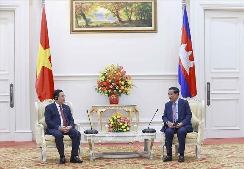 Chủ tịch Quốc hội Vương Đình Huệ và Thủ tướng Vương quốc Campuchia Samdech Techo Hun Sen. (Ảnh: TTXVN)