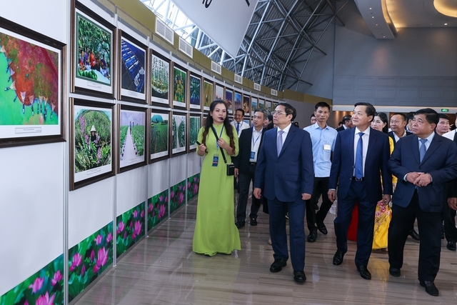 Thủ tướng cùng các đại biểu tham quan triển lãm ảnh về vùng Đông Nam Bộ - Ảnh: VGP/Nhật Bắc