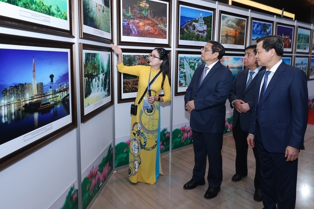 Thủ tướng cùng các đại biểu tham quan triển lãm ảnh về vùng Đông Nam Bộ trước Hội nghị - Ảnh: VGP/Nhật Bắc