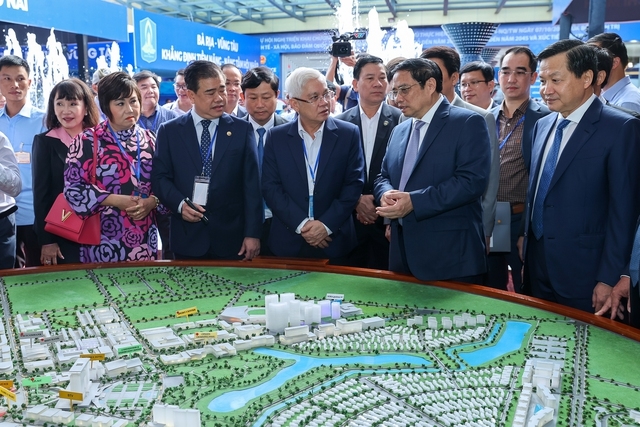 Thủ tướng xem không gian quy hoạch thành phố mới Bình Dương - Ảnh: VGP/Nhật Bắc