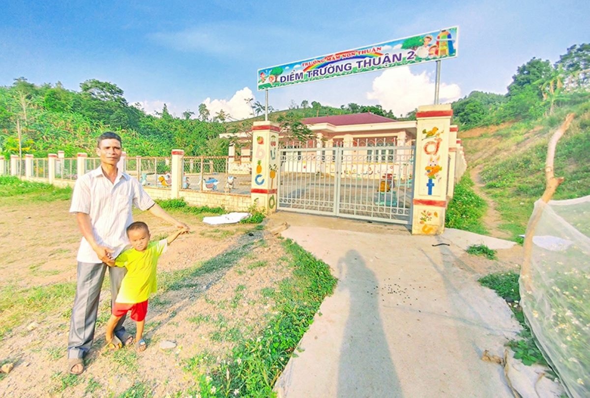 Người có uy tín Hồ A Keng vui mừng bên điểm trường mầm non thôn Thuận 2, xã Thuận (Hướng Hóa, Quảng Trị)