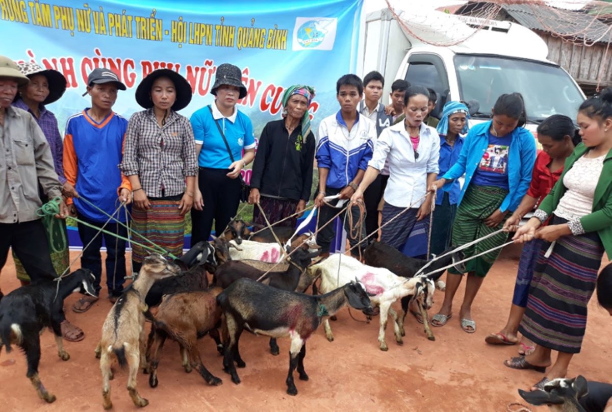 Hội Liên hiệp Phụ nữ huyện Bố Trạch (Quảng Bình) tặng dê cho hội viên ở xã Thượng Trạch, tiếp sức cùng chị Y Quyết tạo sinh kế thoát nghèo cho hội viên vùng DTTS