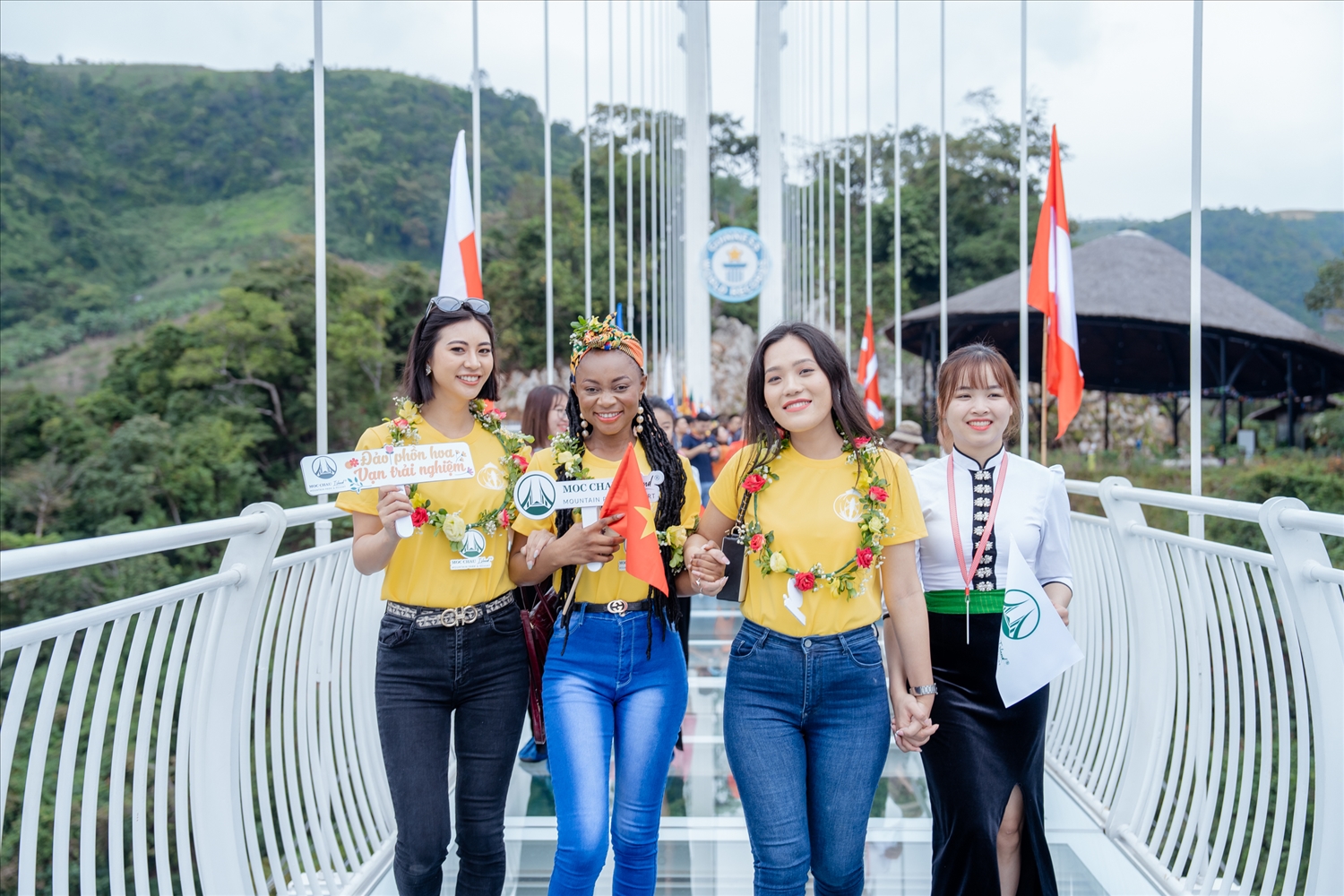 Các thí sinh Hoa hậu Du lịch Thế giới 2022 được trải nghiệm và quay Clip truyền thông, giới thiệu, quảng bá về Cầu kính Bạch Long - cây cầu kính dài nhất thế giới