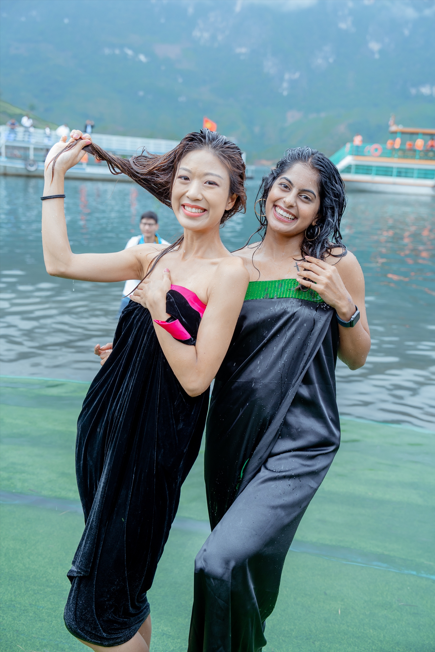 Hai thí sinh tích cực tham gia Lễ hội gội đầu của người Thái trắng mặc cho thời tiết lúc này se lạnh và mưa