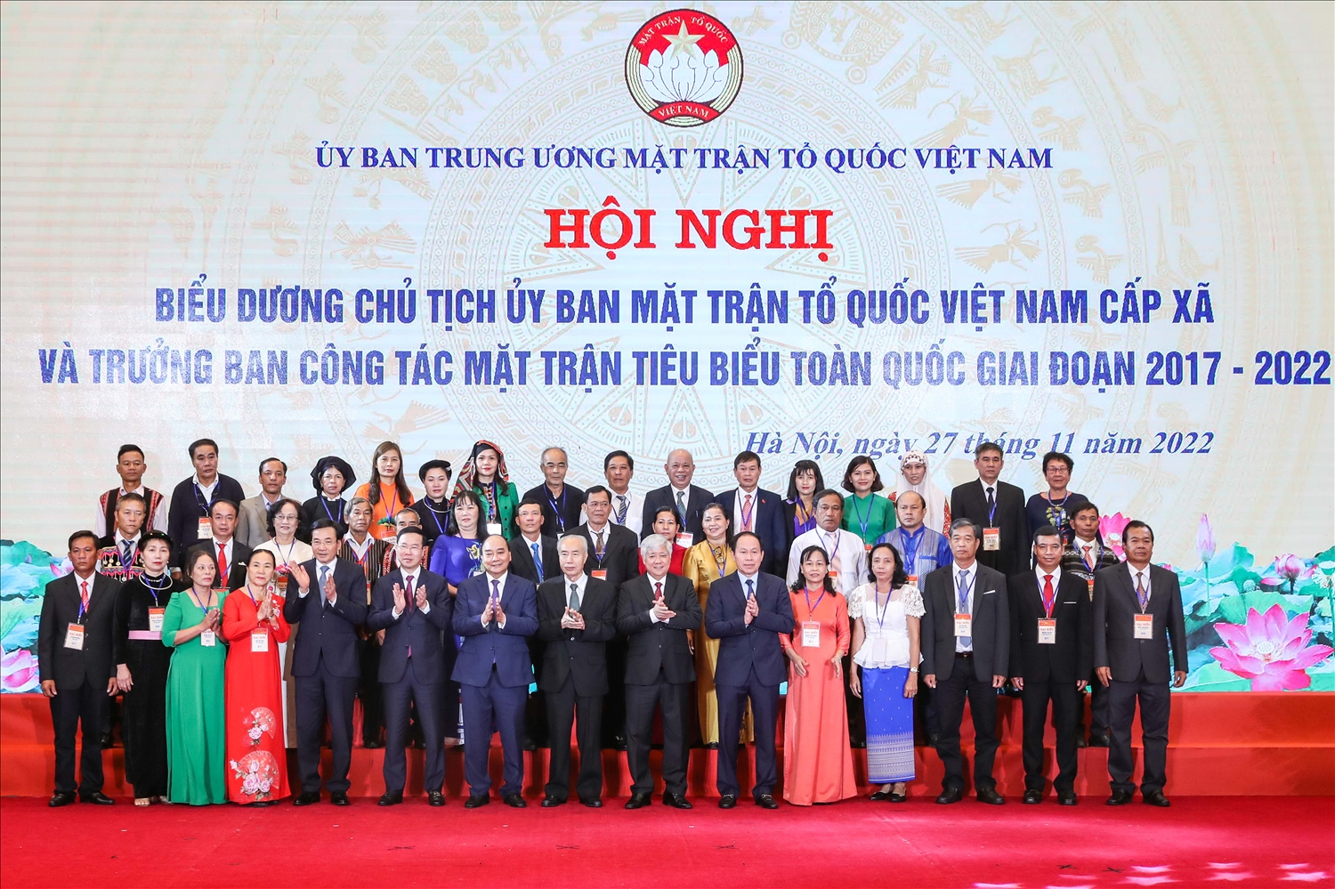 Lãnh đạo Đảng, Nhà nước, Ủy ban Trung ương MTTQ Việt Nam chụp ảnh lưu niệm cùng các đại biểu tại Hội nghị biểu dương