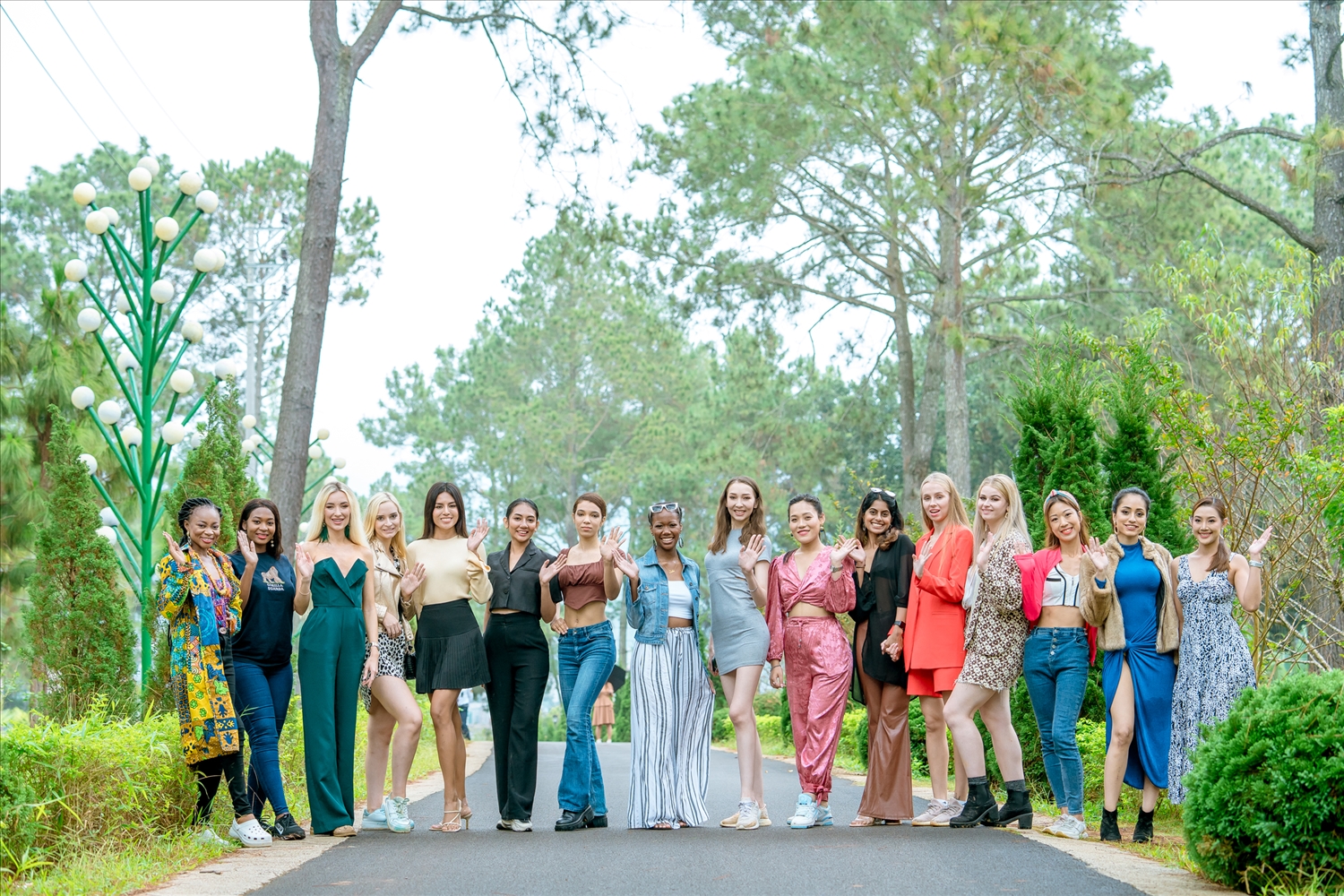 Đoàn thí sinh Hoa hậu Du lịch Thế giới 2022 luôn cùng nhau nở nụ cười rạng ngời trên môi tại mỗi điểm đến