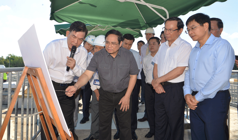 Thủ tướng Phạm Minh Chính tiến hành kiểm tra hai dự án ở huyện Bình Chánh, TP. Hồ Chí Minh