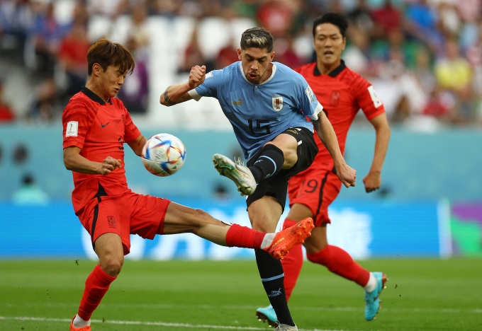 Hàng thủ của Hàn Quốc đã hóa giải hàng công toàn sao của Uruguay ở trận khai màn. Ảnh: FIFA