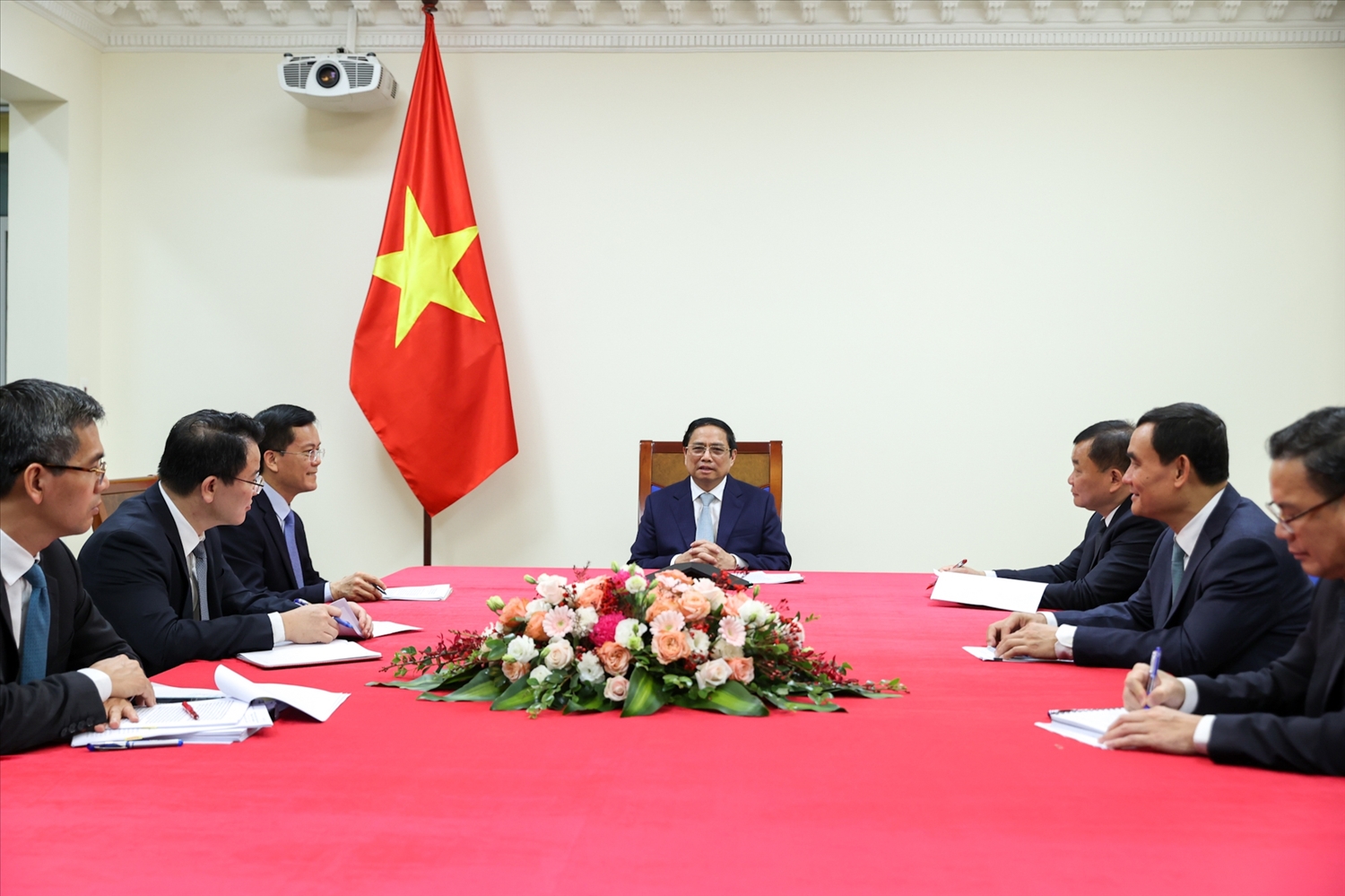 Thủ tướng Phạm Minh Chính trao đổi các biện pháp tăng cường quan hệ Đối tác chiến lược Việt Nam - Pháp, nhất là trong lĩnh vực hợp tác kinh tế, thương mại, đầu tư - Ảnh: VGP/Nhật Bắc