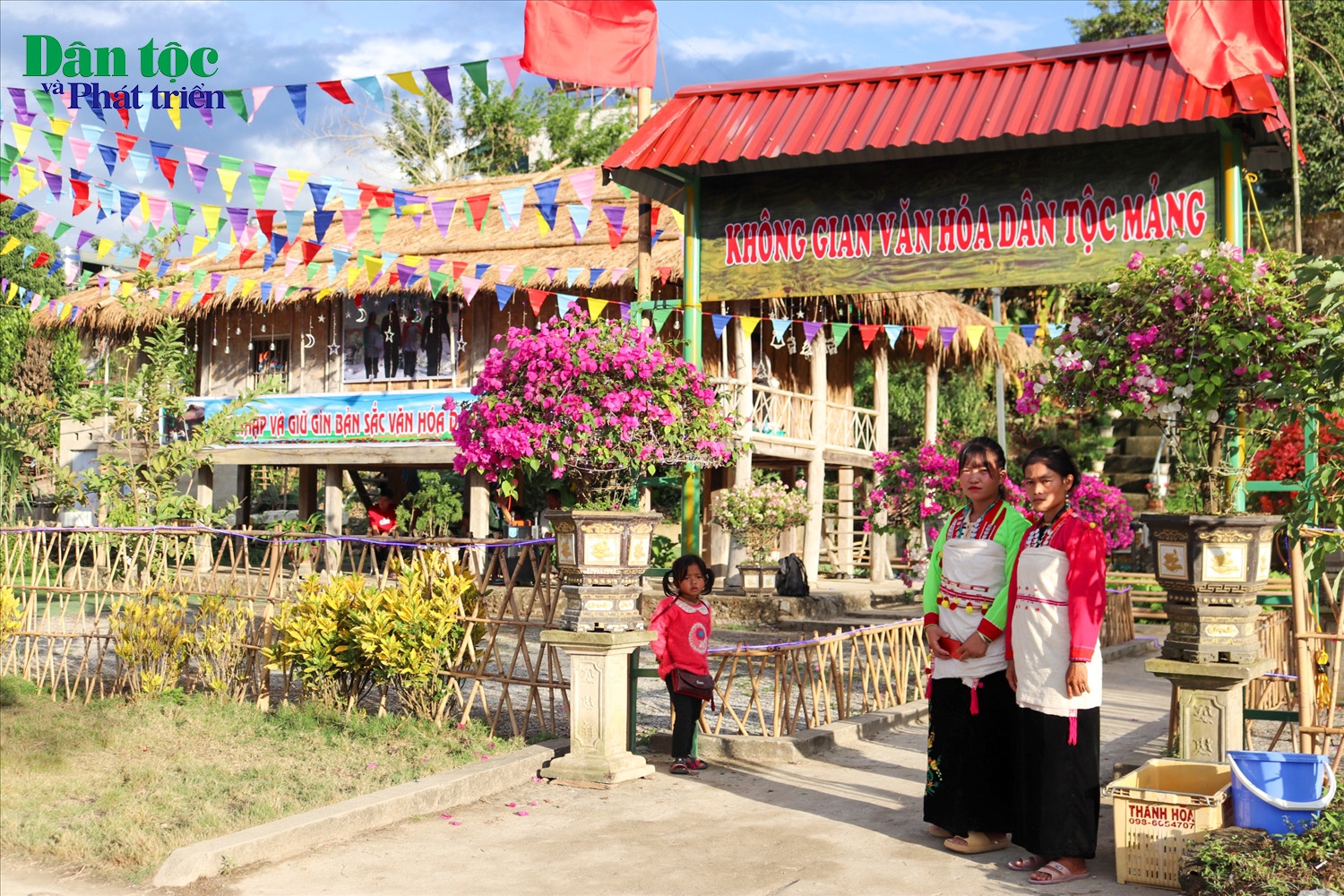 Người Mảng trên địa bàn huyện Mường Tè vẫn còn nhiều khó khăn, đến họ vẫn giữ được nhiều nét văn hóa đặc trưng nhất là trang phục truyền thống
