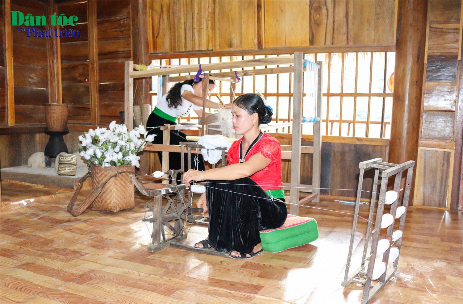 Vẻ đẹp trong văn hóa của người Thái không chỉ qua bộ áo cóm, chiếc khăn piêu, mà còn toát lên ngay từ trong tâm hồn dung dị, trong cuộc sống sinh hoạt hàng ngày. Phụ nữ Thái nổi tiếng nấu ăn ngon với nhiều món ẩm thực độc đáo, giỏi ca hát nên đời sống văn hóa tinh thần khá phong phú