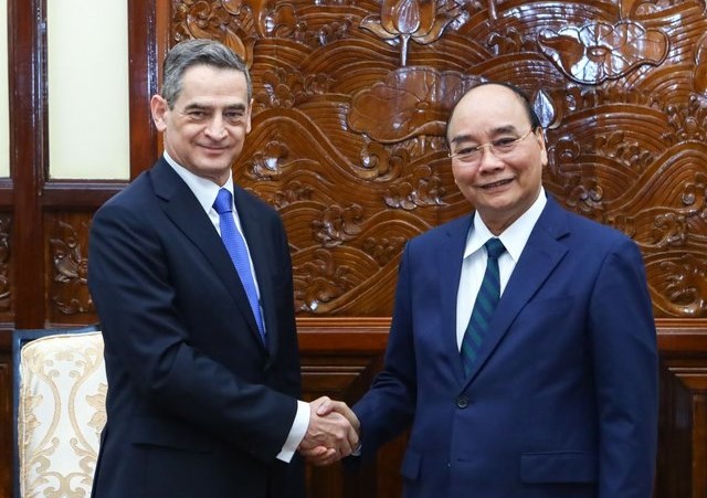 Chủ tịch nước Nguyễn Xuân Phúc và Đại sứ Chile Patricio Becker - Ảnh: VPCTN