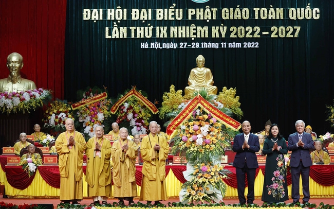 Chủ tịch nước Nguyễn Xuân Phúc chúc mừng Giáo hội Phật giáo Việt Nam. Ảnh: Thống Nhất – TTXVN