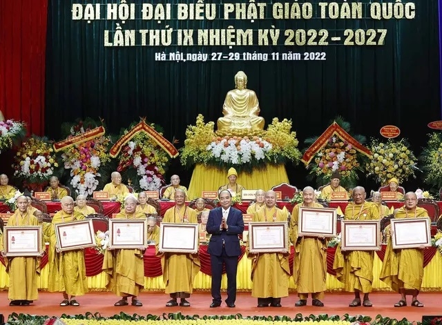Chủ tịch nước Nguyễn Xuân Phúc trao tặng Huân chương Lao động hạng Hai và hạng Ba cho các tập thể và cá nhân của Giáo hội Phật giáo Việt Nam. Ảnh: Thống Nhất – TTXVN