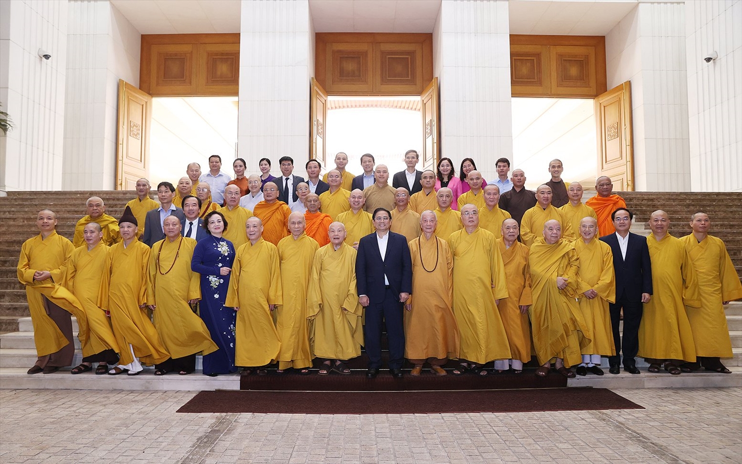 Thủ tướng chụp ảnh lưu niệm cùng các đại biểu - Ảnh: VGP/Nhật Bắc