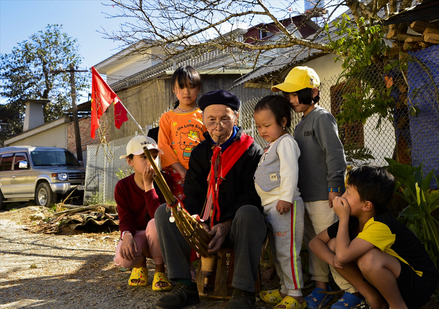  Nghệ nhân Mùa A Thào biểu diễn khèn Mông cho các cháu cho thiếu nhi huyện Sìn Hồ nghe