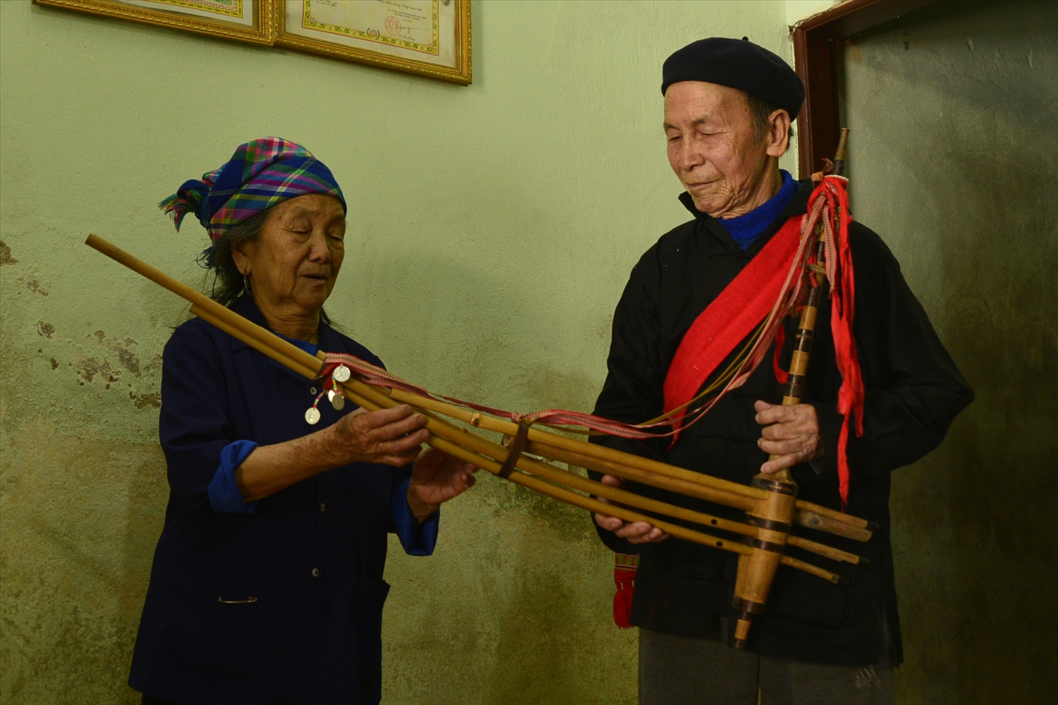 Trong căn nhà nhỏ, mỗi khi vui buồn, nghệ nhân Mùa A Thào lại mang khèn ra thổi và chia sẻ kiến thức về những bài khèn cổ với người bạn đời Hạng Thị Sua 