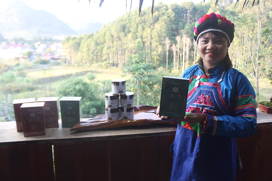 Giám đốc HTX Quang Tom - Sải Thị Bích Huế giới thiệu sản phẩm OCOP trà shan tuyết cổ thụ. 