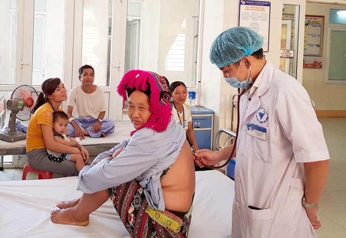 Bác sĩ Trung tâm Y tế huyện Tân Sơn khám sức khỏe cho đồng bào DTTS trên địa bàn huyện (Ảnh chụp năm 2019)