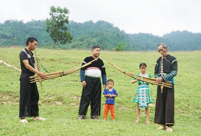 Nghệ thuật múa khèn là một trong những nét văn hóa đặc sắc được lưu truyền qua nhiều thế hệ người H’Mông ở bản Mỹ Á, xã Thu Cúc, huyện Tân Sơn 