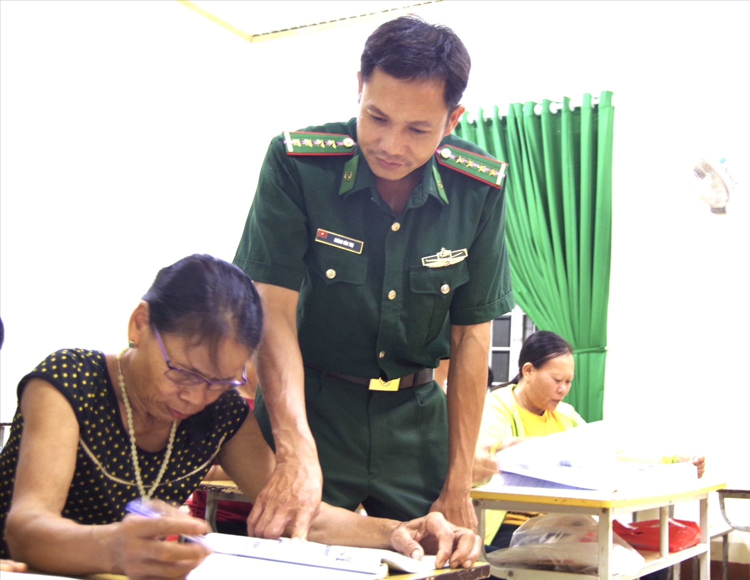 Bộ đội Biên phòng Đắk Lắk dạy xóa mù chữ cho phụ nữ xã Ia R’vê