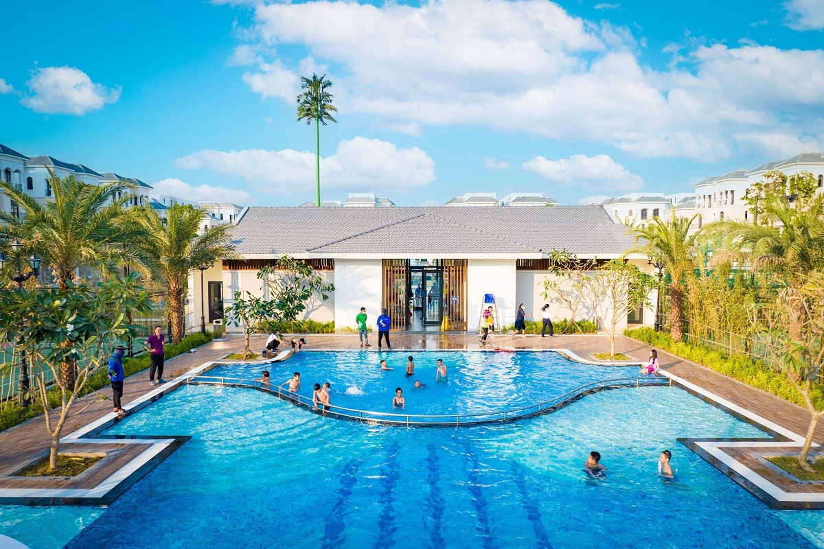 Bể bơi The Tonkin phong cách Đông Dương sang trọng khiến cư dân nhí thích thú vì không thua kém gì những resort đẳng cấp nhất