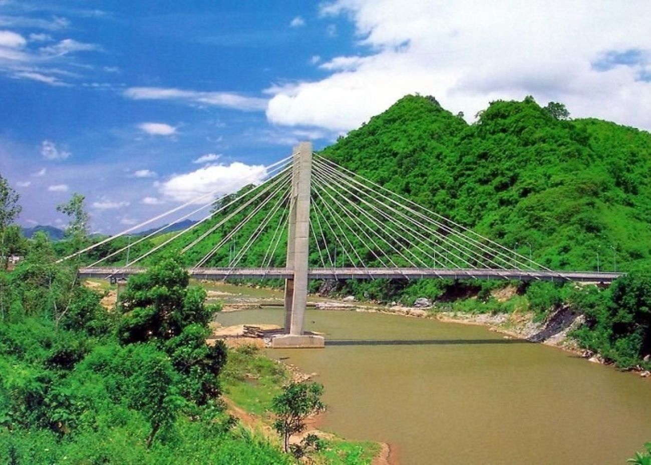Cầu treo Đakrông một biểu tượng của miền tây Quảng Trị, giúp đồng bào DTTS nhiều xã phía nam huyện kết nối với trung tâm huyện lỵ Đakrông