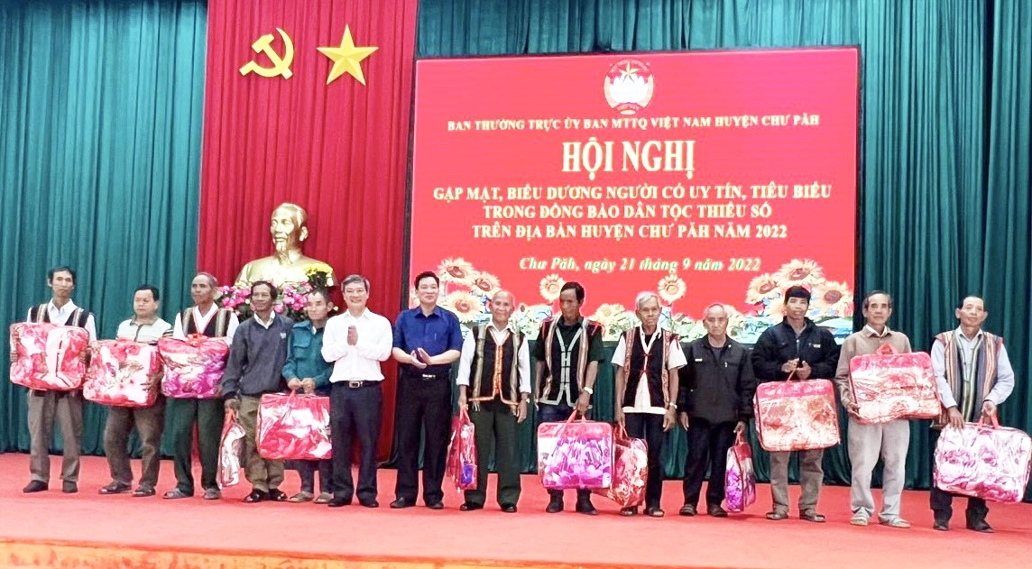 Ủy ban MTTQ Việt Nam huyện Chư Păh (tỉnh Gia Lai) gặp mặt, biểu dương Người có uy tín tiêu biểu trong đồng bào DTTS trên địa bàn năm 2022