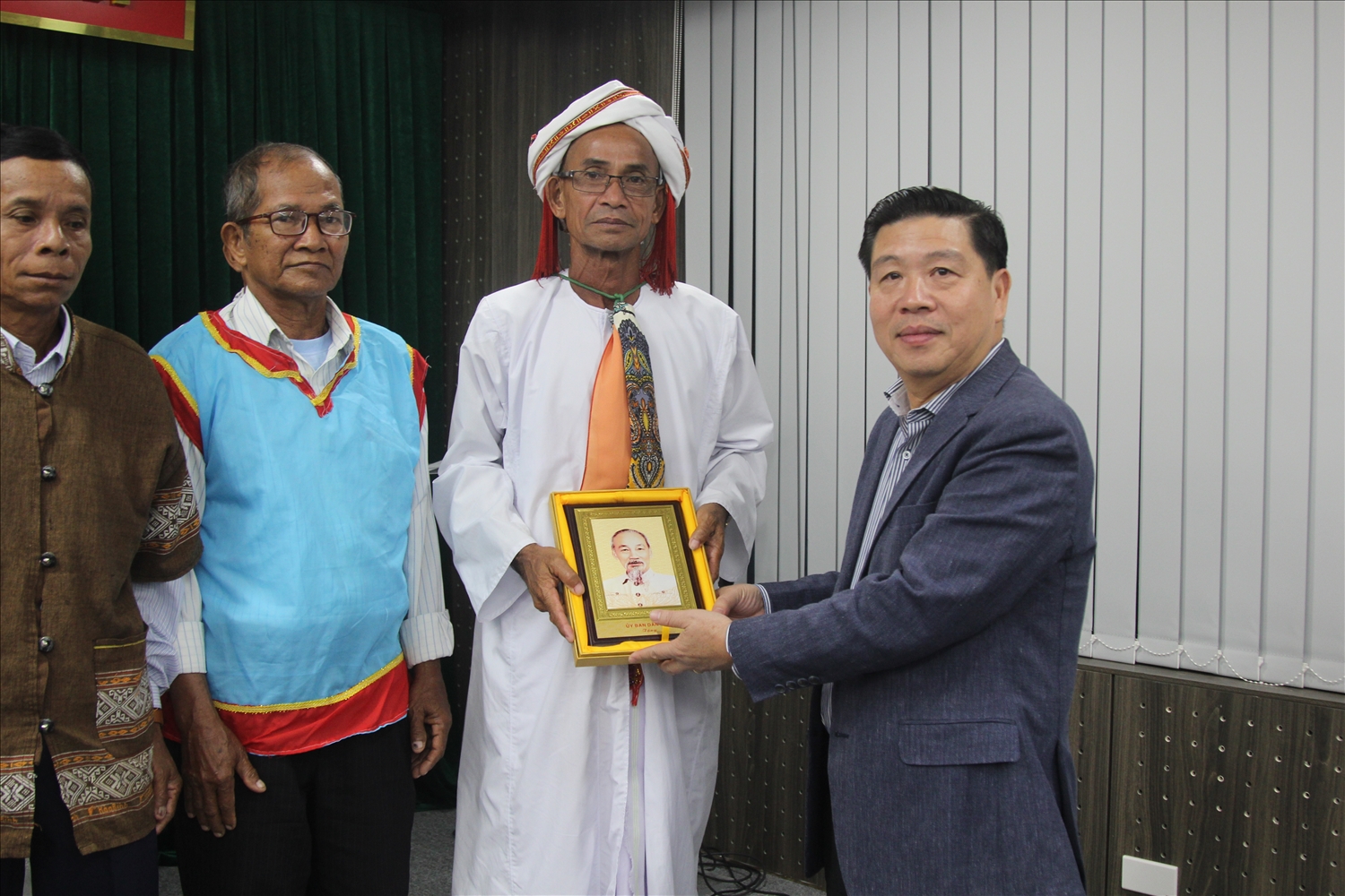 Thứ trưởng, Phó Chủ nhiệm Lê Sơn Hải tặng quà lưu niệm cho đại biểu