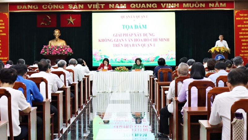 Các đại biểu trao đổi, thảo luận về việc xây dựng Không gian văn hóa Hồ Chí Minh tại quận 1