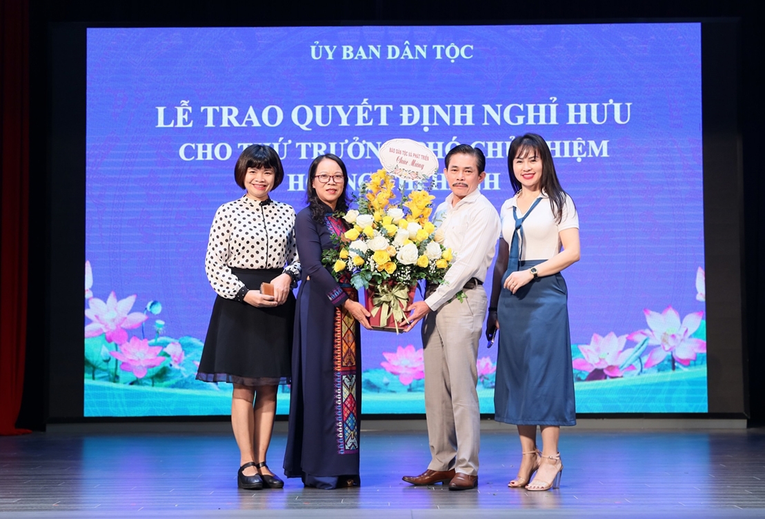 Lãnh đạo Báo Dân tộc và Phát triển tặng hoa chúc mừng Thứ trưởng, Phó Chủ nhiệm Hoàng Thị Hạnh