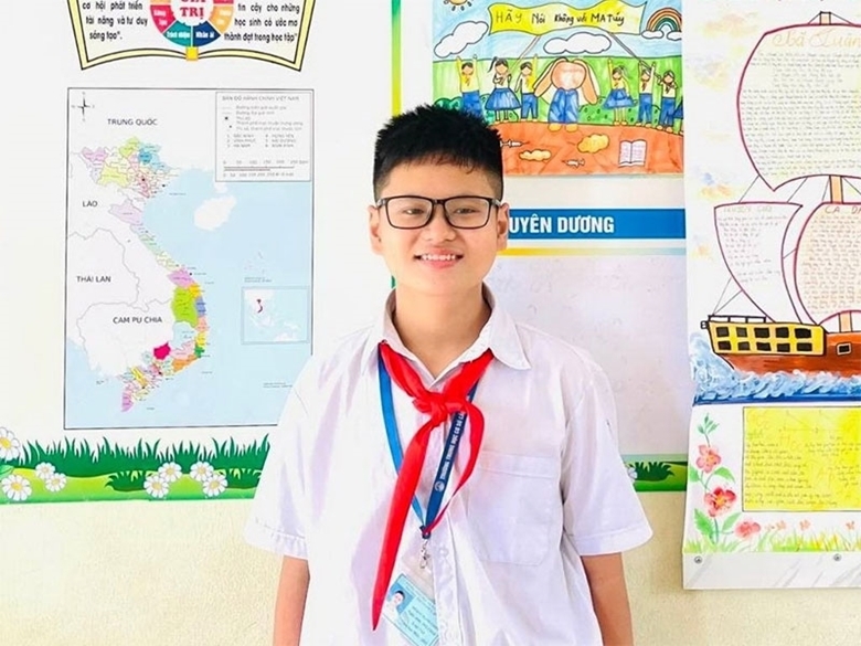 Em Hoàng Mạnh Chiến, học sinh lớp 7A2 Trường THCS Cẩm Thịnh ( Tp. Cẩm Phả, tỉnh Quảng Ninh) dũng cảm cứu ông cụ 69 tuổi thoát chết bị ngã trên đường ray. Ảnh: TTXVN 