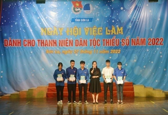 Ban Tổ chức đã tặng quà cho học sinh, sinh viên dân tộc thiểu số có hoàn cảnh khó khăn trên địa bàn thành phố Sơn La. Ảnh Quang Quyết
