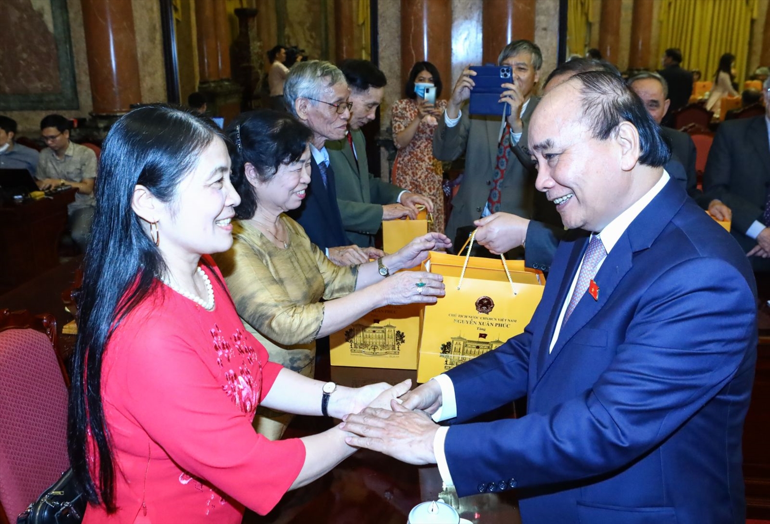 Chủ tịch nước Nguyễn Xuân Phúc tặng quà lưu niệm cho các đại biểu Hội Cựu giáo chức Việt Nam. Ảnh: VPCTN