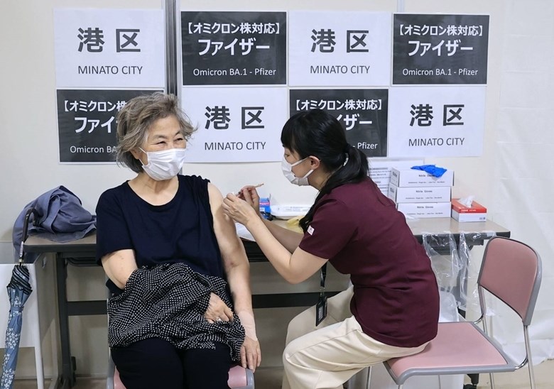 Người dân Nhật Bản đi tiêm vaccine ngừa COVID-19 (Ảnh: The Japan Times/Kyodo)