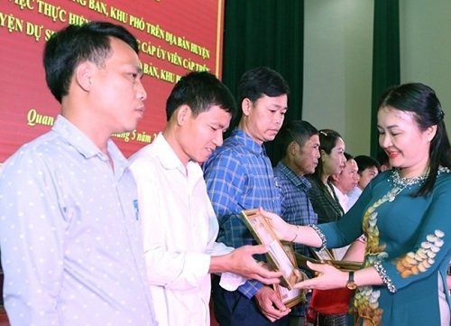 Bà Lương Thị Hạnh, Bí thư Huyện ủy, Chủ tịch HĐND huyện Quan Sơn trao Giấy khen của Ban Thường vụ Huyện ủy cho các chi bộ có thành tích xuất sắc