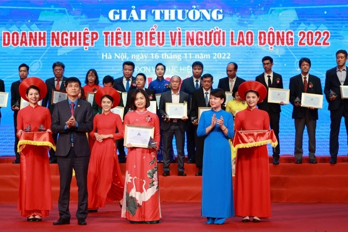 Các doanh nghiệp nhận giải thưởng “Doanh nghiệp tiêu biểu vì Người lao động 2022”. Ảnh: Hải Nguyễn