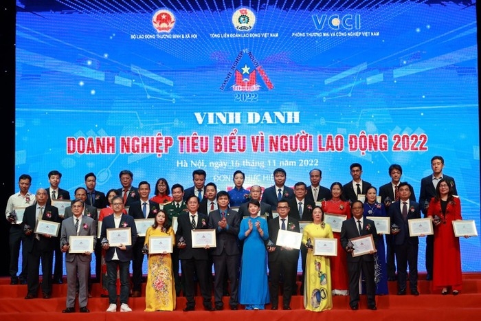 Đại diện Ban tổ chức và các doanh nghiệp nhận giải thưởng chụp ảnh lưu niệm. Ảnh: Hải Nguyễn