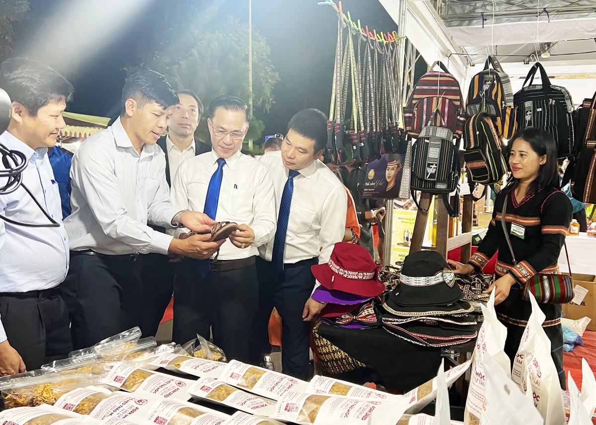 Đại biểu tham quan gian hàng may mặc thổ cẩm đồng bào DTTS của Liên minh HTX tỉnh Gia Lai