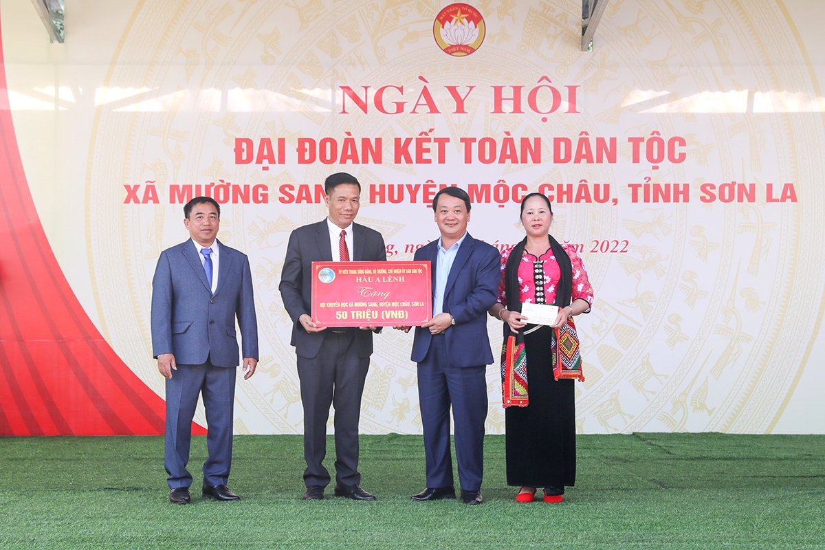 Bộ trưởng, Chủ nhiệm Ủy ban Dân tộc Hầu A Lềnh cũng tặng Quỹ Khuyến học xã Mường Sang 50 triệu đồng