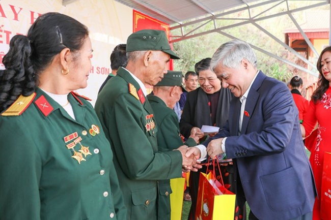 Chủ tịch Ủy ban Trung ương MTTQ Việt Nam Đỗ Văn Chiến trao quà cho người có công với cách mạng và Người có uy tín trên địa bàn 