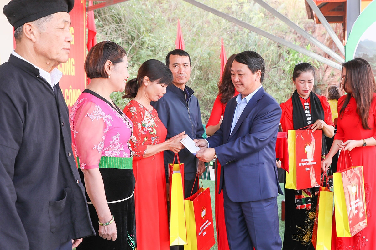 Bộ trưởng, Chủ nhiệm Ủy ban Dân tộc Hầu A Lềnh cũng tặng quà cho 5 hộ gia đình tiêu biểu trên địa bàn