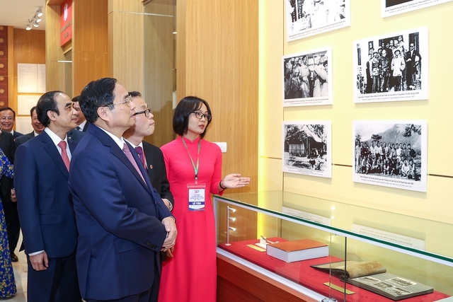 Thủ tướng thăm phòng truyền thống của Trường Đại học Y Hà Nội - Ảnh: VGP/Nhật Bắc