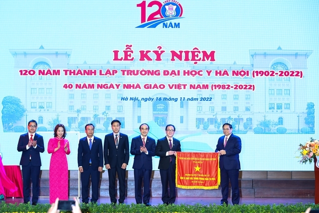Thủ tướng Phạm Minh Chính trao Cờ thi đua của Chính phủ tặng Trường Đại học Y Hà Nội - Ảnh: VGP/Nhật Bắc