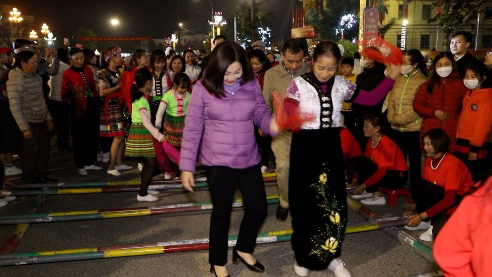 Phó Chủ tịch UBND tỉnh Yên Bái -Vũ Thị Hiền Hạnh tham gia nhảy sạp cùng với nhân dân thành phố.