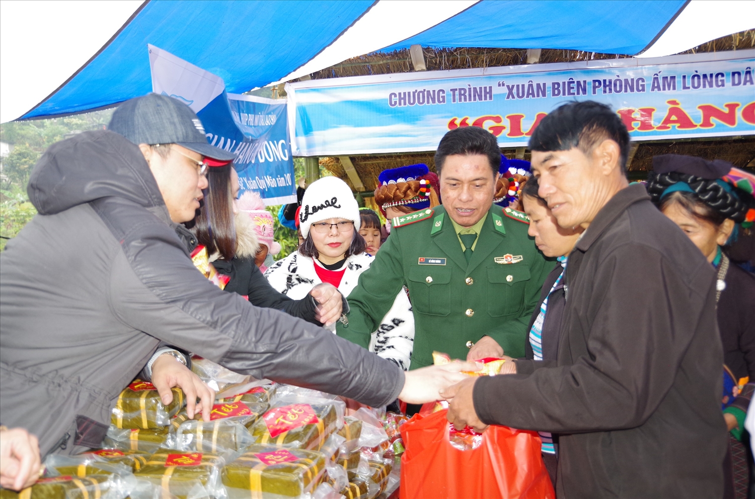 Đại tá Lê Công Thành - Phó Chính ủy BĐBP tỉnh Lai Châu (mặc quân phục) trao quà Tết cho bà con Tả Chải